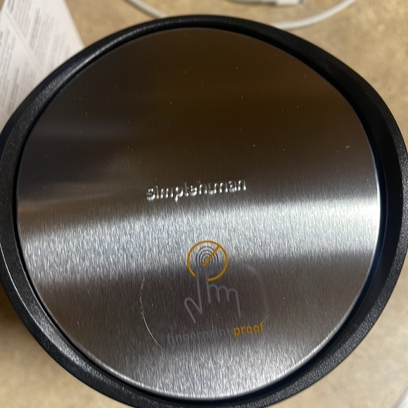Brand New In Box : Simple human 1.5L Countertop trash can - Picture 2 of 3